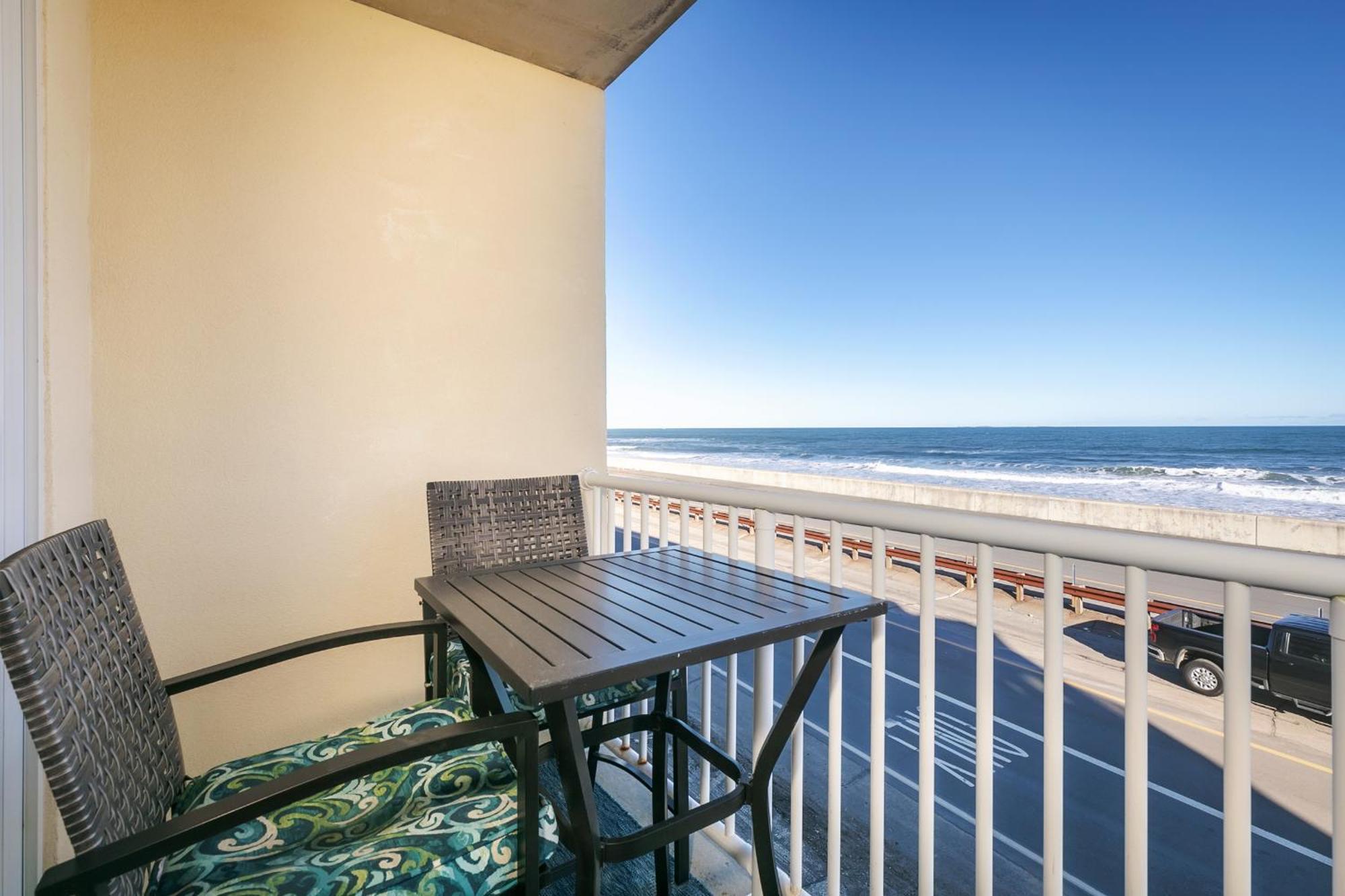 Direct Oceanfront Studio Suite! ハンプトン エクステリア 写真