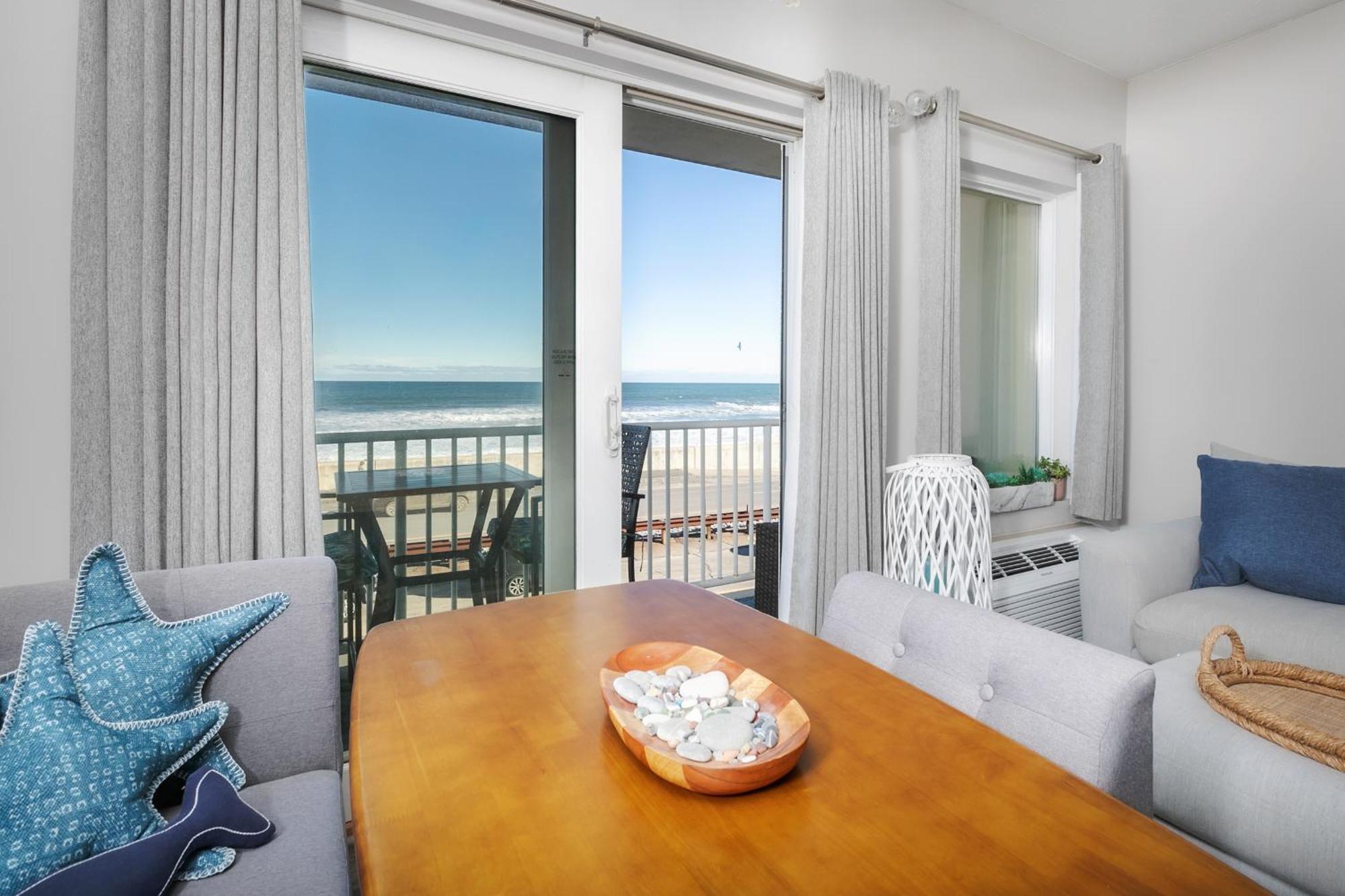 Direct Oceanfront Studio Suite! ハンプトン エクステリア 写真
